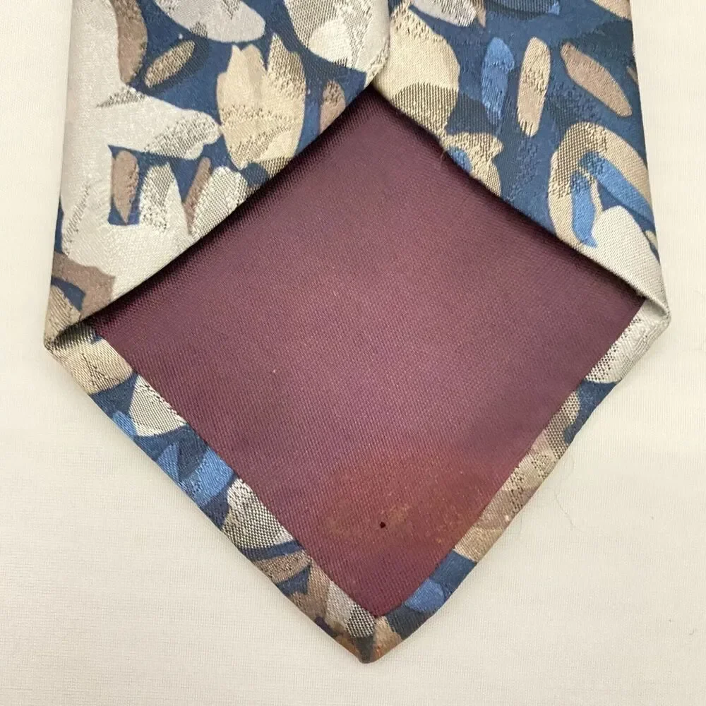 #5583 Johnny Carson Blue and Silver Necktie. Tie 58x3.75